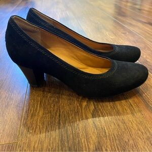 Clarks Artisan leather suede heels size 6 closed toe low heel black pumps